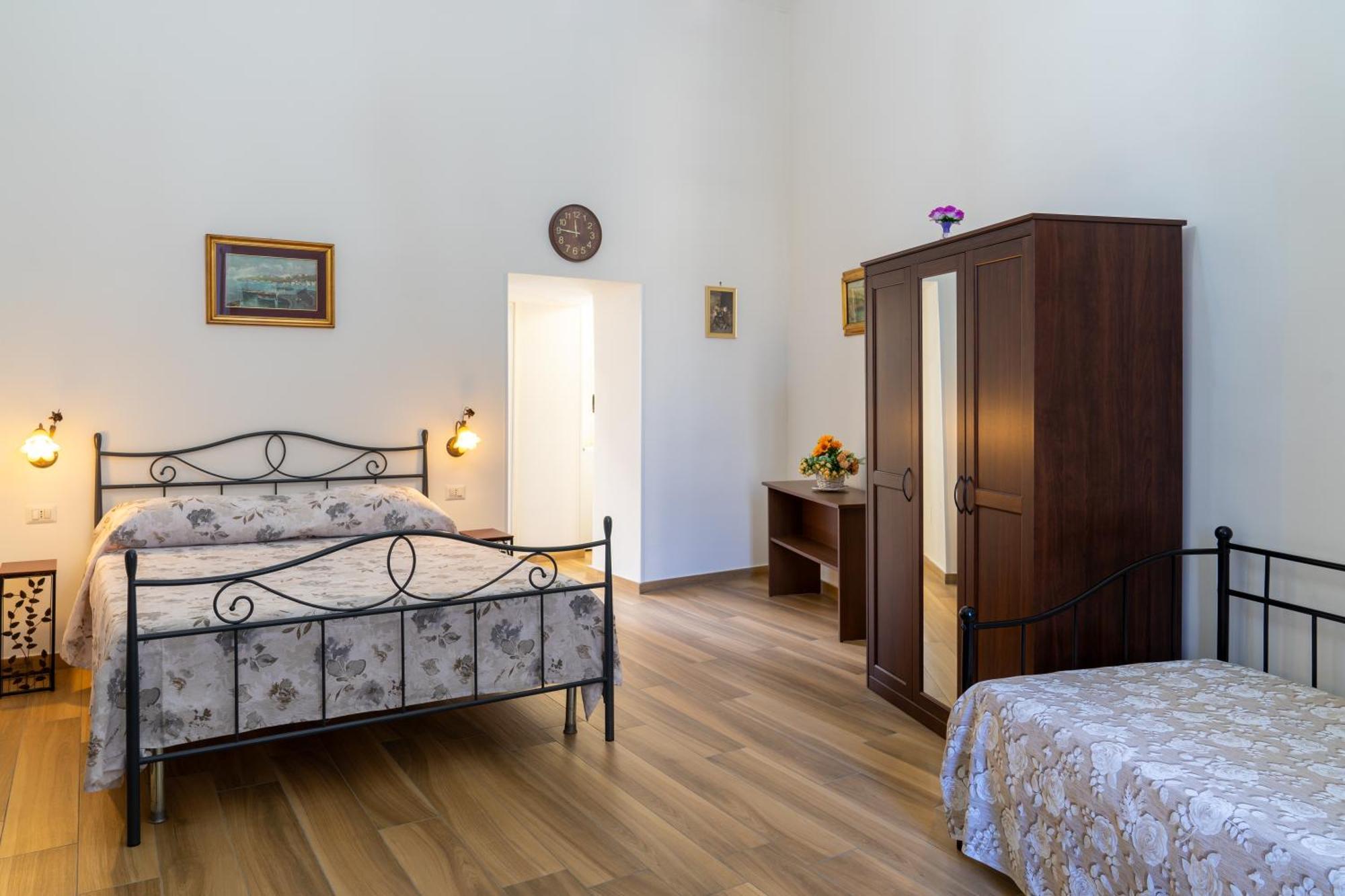 B&B Palazzo Sersale Napoli Εξωτερικό φωτογραφία